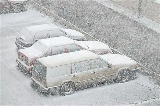 雪天行车应开启什么灯