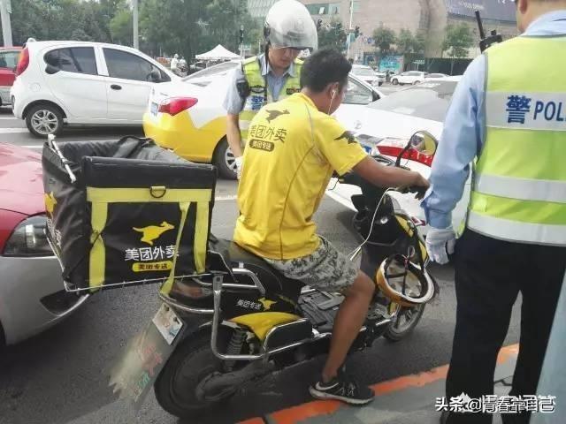 为啥交警不查送外卖的摩托车（摩托车跑外卖好还是电动车跑好）