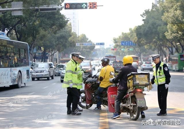 为啥交警不查送外卖的摩托车（摩托车跑外卖好还是电动车跑好）