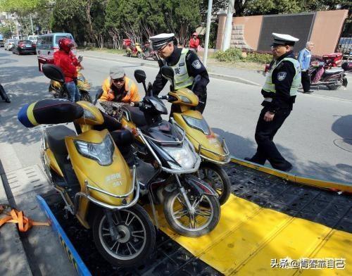 为啥交警不查送外卖的摩托车（摩托车跑外卖好还是电动车跑好）