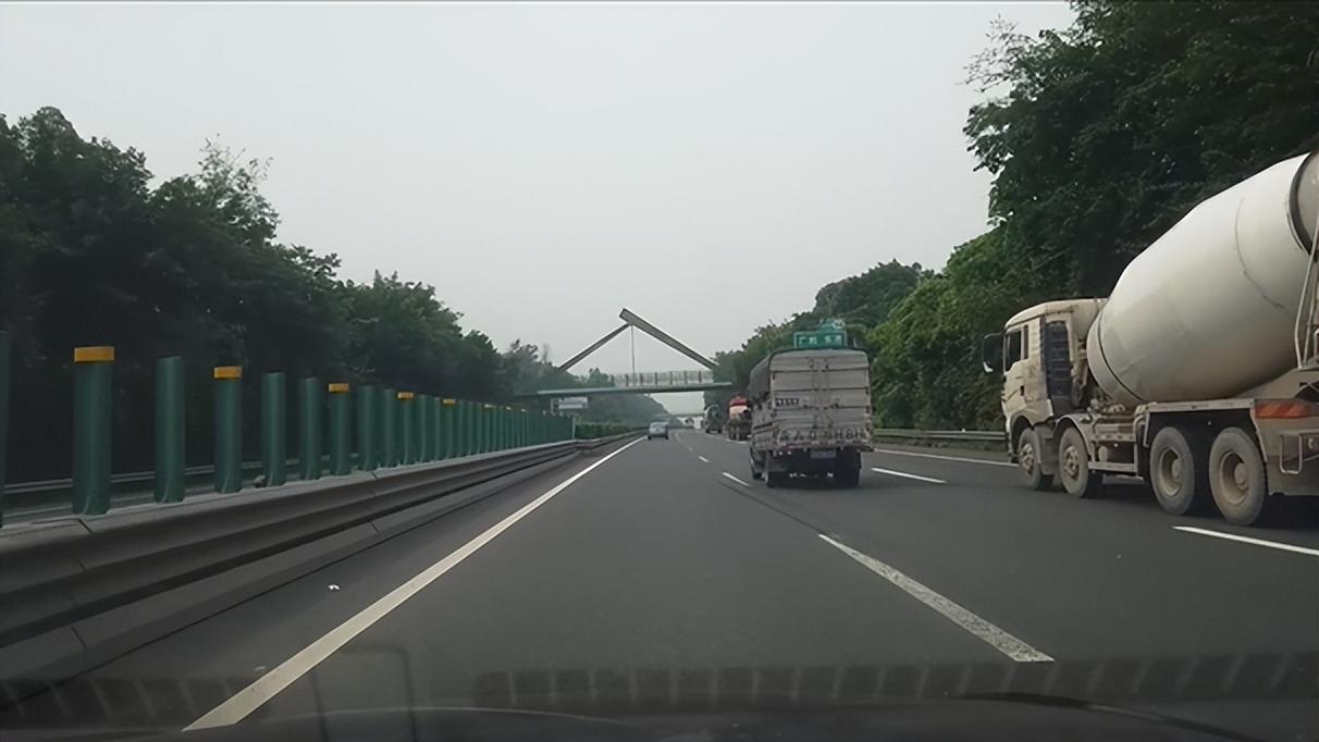 第一次上高速怎么取卡和交费（初次上高速应注意事项）
