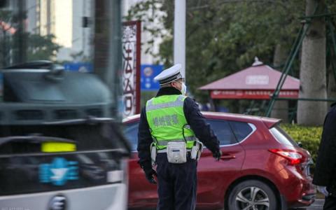 交警查车的规范流程（交警上路执法有何规定）