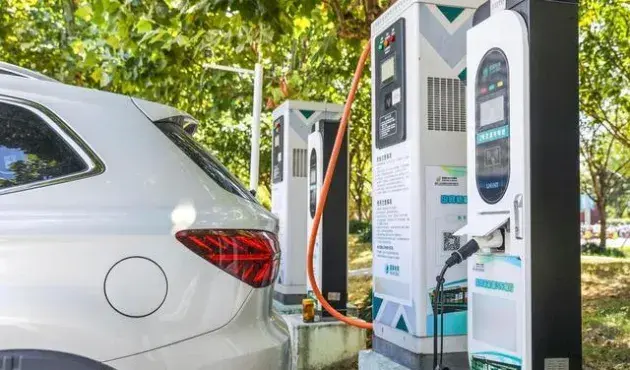 新能源汽车是油电混合还是纯电车好呢