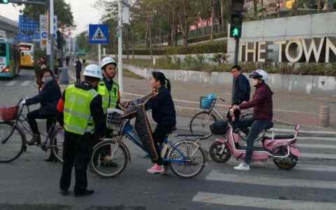 电动车横穿马路与机动车相撞责任怎么划分