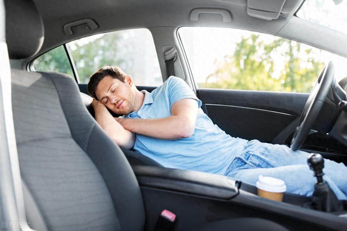 不开车窗能睡几个小时（车内过夜的正确方法）