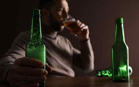 中午喝啤酒下午能否开车？酒精代谢时间解析