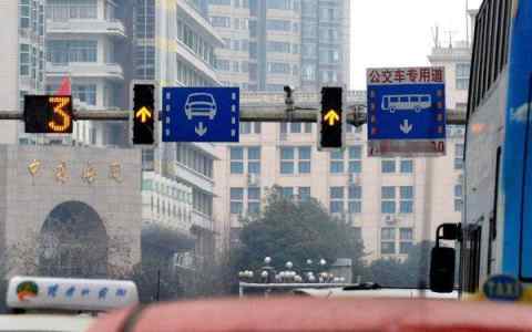新交规闯红灯2秒延时是什么？